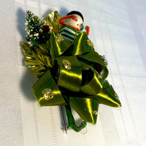 Vintage Christmas Corsage W/ A Gift Box Boy W/ Chenille Arms Bottle Brush Tree. - Picture 11 of 11